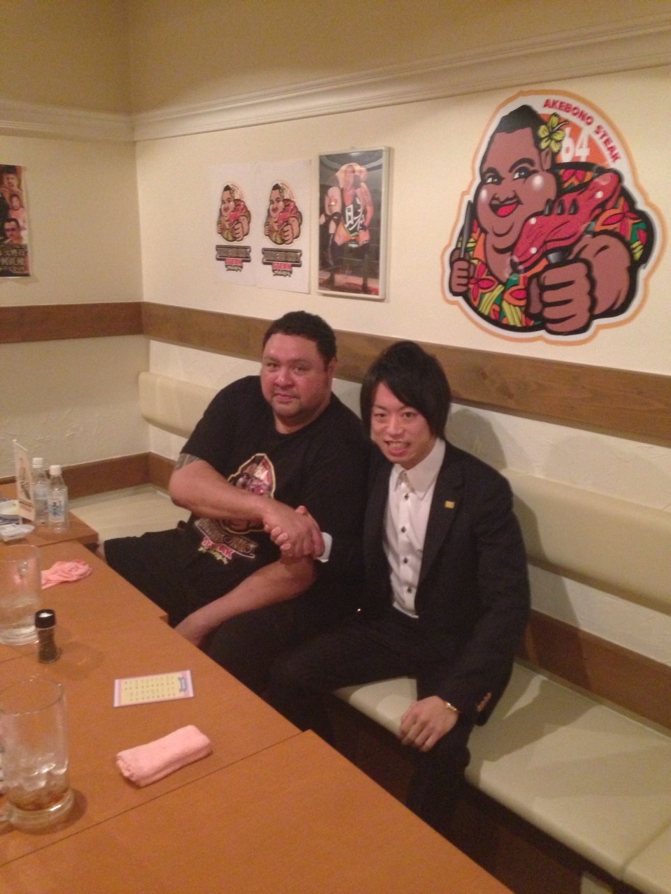秋田新太郎氏と横綱曙さんのツーショット画像